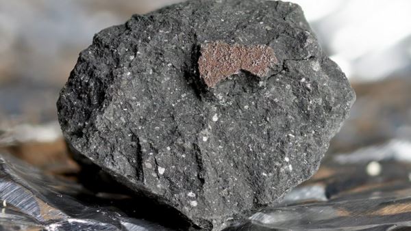 Неделю назад в Англии упал метеорит. Ученые собрали его обломки и говорят, что это большая редкость