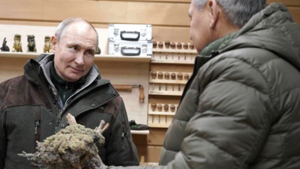 Песков рассказал об отдыхе Путина и Шойгу в Сибири