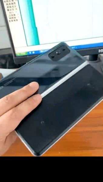 <br />
						Прототип складного смартфона Xiaomi Mi MIX c дизайном, как у Galaxy Z Fold 2 появился на «живых» фотографиях<br />
					