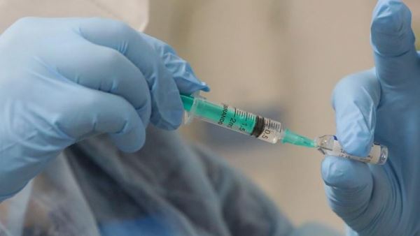 Российские ученые опровергли миф о влиянии вакцины от коронавируса на ДНК