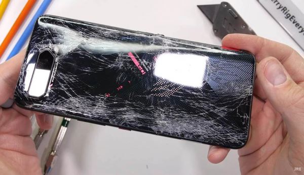 <br />
						ASUS ROG Phone 5 провалил тест на прочность: смартфон гнется, как картонный<br />
					