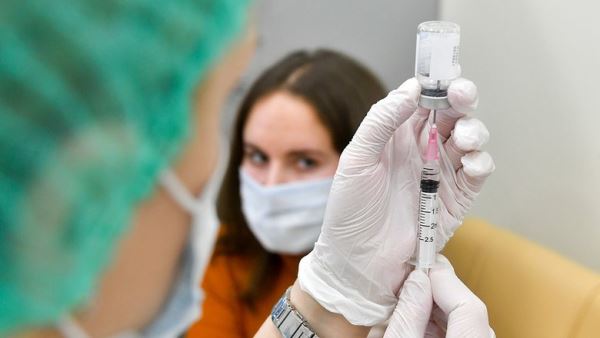 Российские ученые опровергли угрозу бесплодия от вакцины от COVID-19